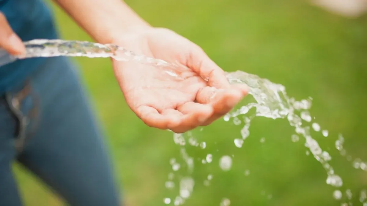 Cápsula flotante activada por agitación flotando en agua contaminada