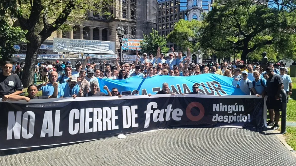 Trabajadores de FATE protestando frente a la planta cerrada en La Plata