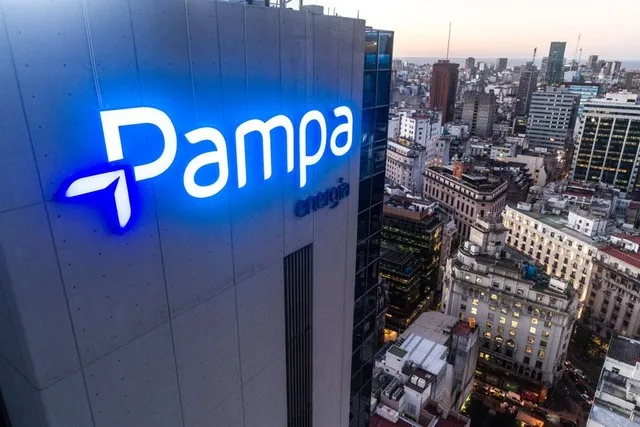 Instalaciones industriales de planta de urea en Bahía Blanca con tanques y chimeneas