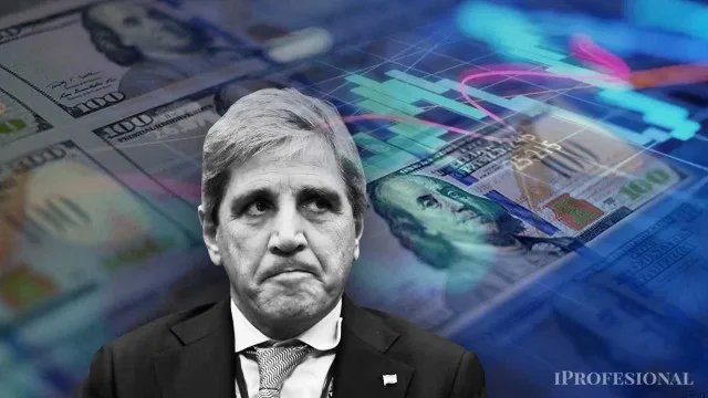 Billetes de dólar estadounidense apilados junto a gráficos de cotización y una balanza de divisas