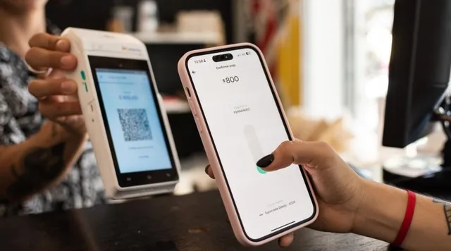 Personas usando celulares para realizar pagos con código QR en un comercio argentino