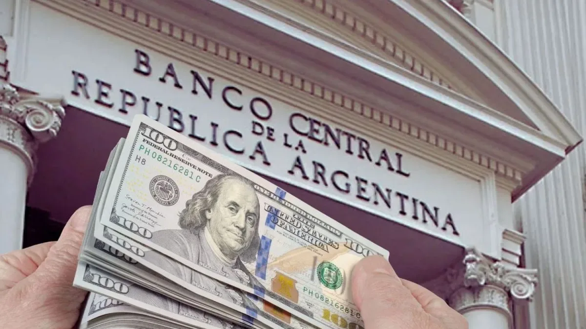 Billetes de dólares estadounidenses apilados sobre un fondo azul con cotizaciones financieras