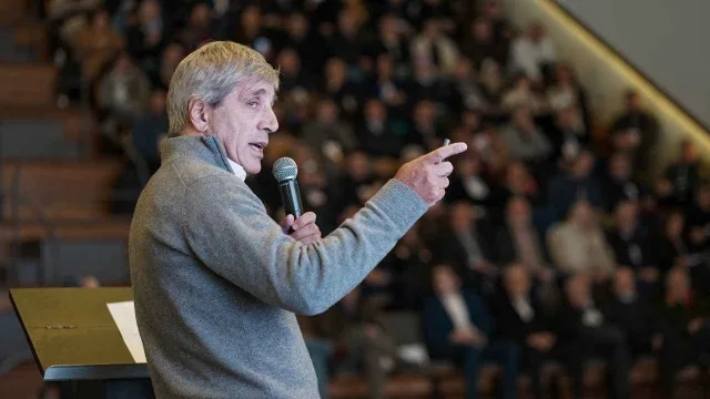 Luis Caputo en conferencia de prensa explicando balances fiscales