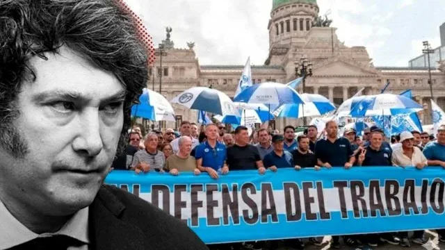Escritorio con documentos legales, calculadora y sello gubernamental representando un decreto oficial