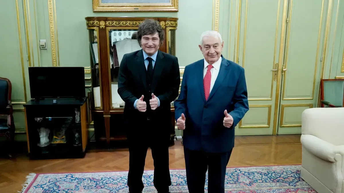 Javier Milei hablando en el podio de la Bolsa de Comercio de Buenos Aires
