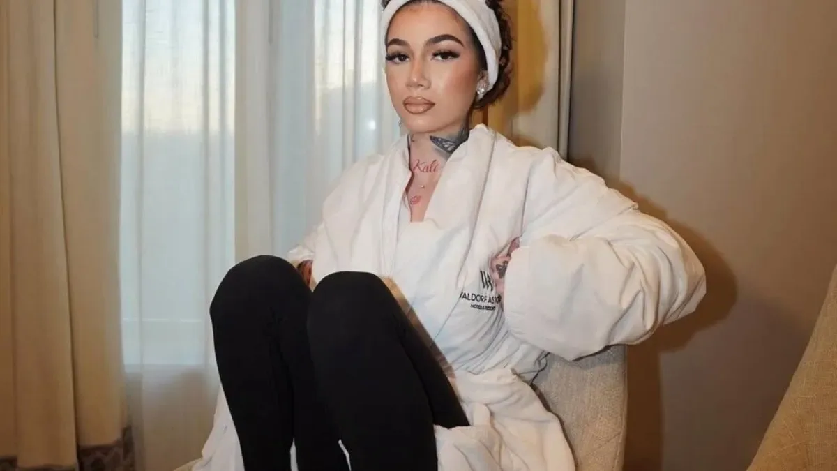 Danielle Bregoli posando con ropa de lujo y expresión desafiante en un estudio fotográfico