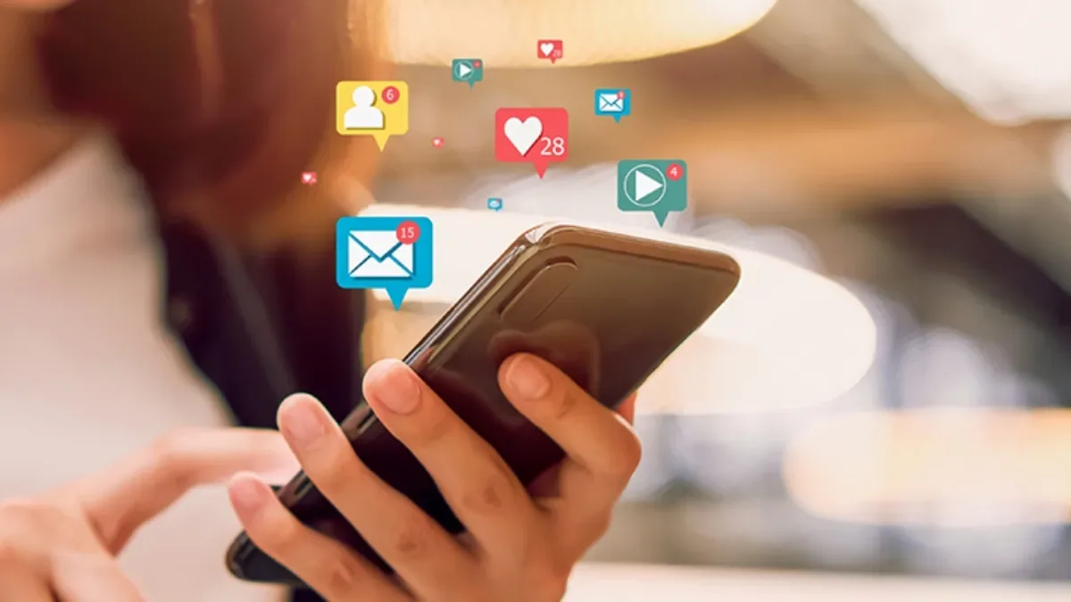 Smartphone con pantalla llena de íconos de apps populares argentinas como Mercado Pago, Instagram y ChatGPT