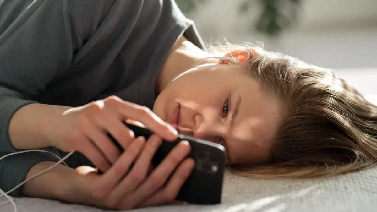 Smartphone moderno con tapa protectora parcialmente abierta sobre pantalla encendida