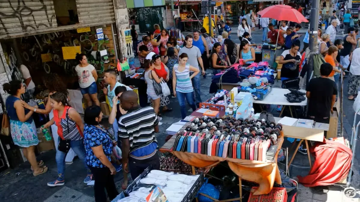 Mercadería falsificada y contrabandeada apilada en un depósito clandestino en Argentina
