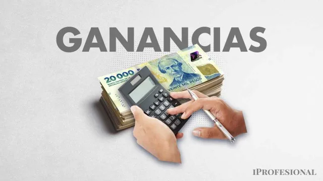 Escritorio con calculadora, formularios de AFIP y billetes de pesos argentinos sobre una mesa