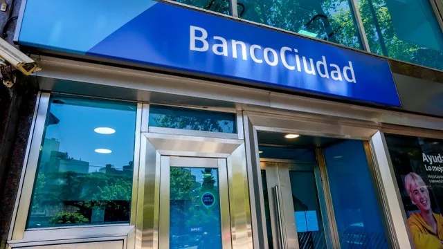 Billetes de pesos argentinos y calculadora sobre escritorio, representando inversión en plazo fijo