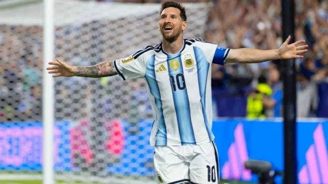 Lionel Messi en traje formal con fondo de gráficos financieros y edificios de oficinas