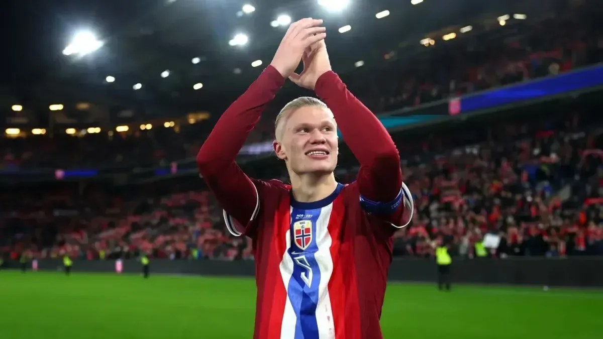 Erling Haaland celebrando un gol con la camiseta de Noruega en un estadio