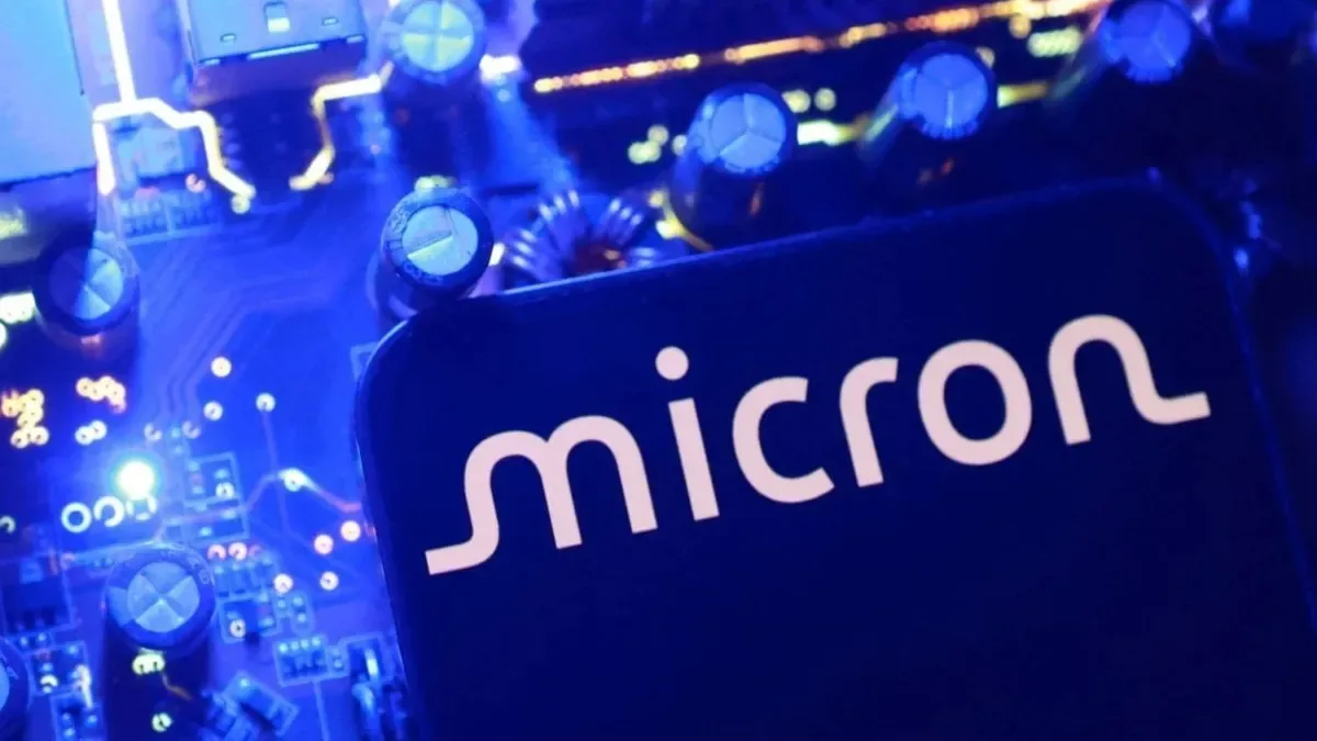 Acciones de Micron subiendo en pantallas de Wall Street con gráficos de IA