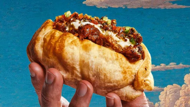 Empanadas recién horneadas de Mi Gusto en exhibición con branding de La Sagrada