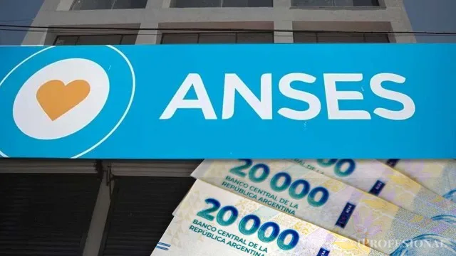 Jubilados argentinos recibiendo pago de bono previsional en sucursal de ANSES