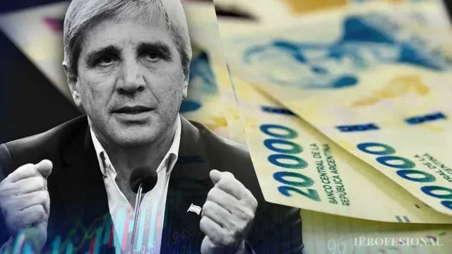 Gráfico de licitaciones del Tesoro con billetes de pesos y cotización del dólar blue en pantalla