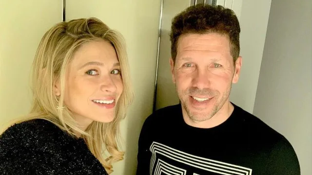 Cholo Simeone y Carla Pereyra en evento público con fondo de propiedades
