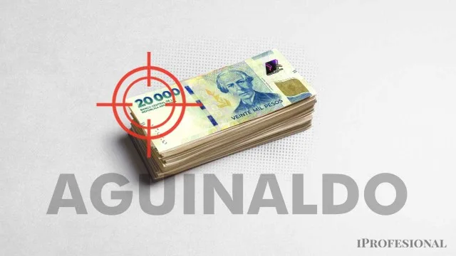 Empleado calculando aguinaldo en una oficina con documentos y calculadora