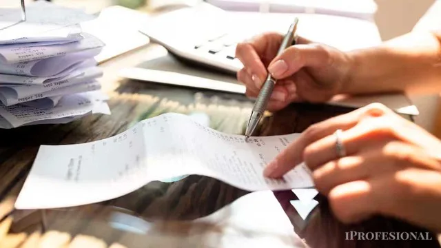 Ticket de compra con desglose detallado de impuestos y cargas fiscales