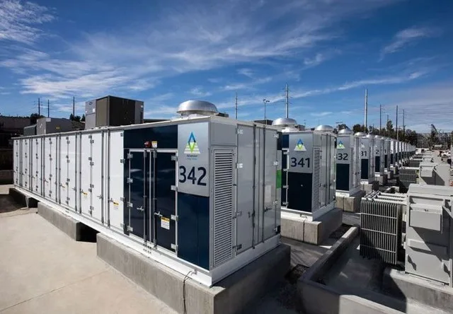 Parque de baterías de almacenamiento de energía en una estación eléctrica argentina