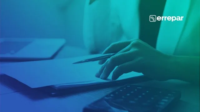 Contribuyente revisando declaración jurada de Ganancias en su computadora