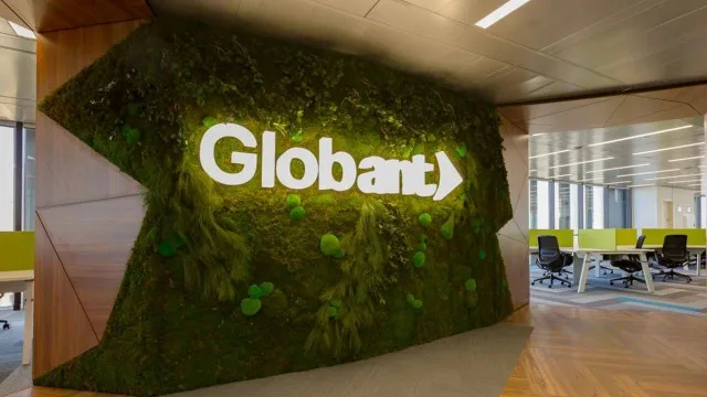 Gráfico de la cotización de acciones de Globant cayendo fuertemente en Wall Street