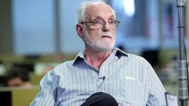 Juan Carlos De Pablo en una entrevista, con expresión analítica y fondo neutro