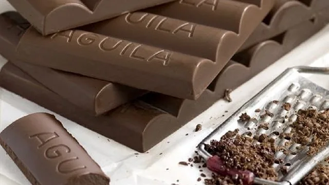 Barra helada de Chocolate Águila en envase individual sobre fondo blanco