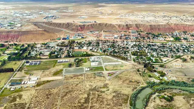Vista aérea de yacimientos de Vaca Muerta con infraestructura vial y equipamiento en Neuquén