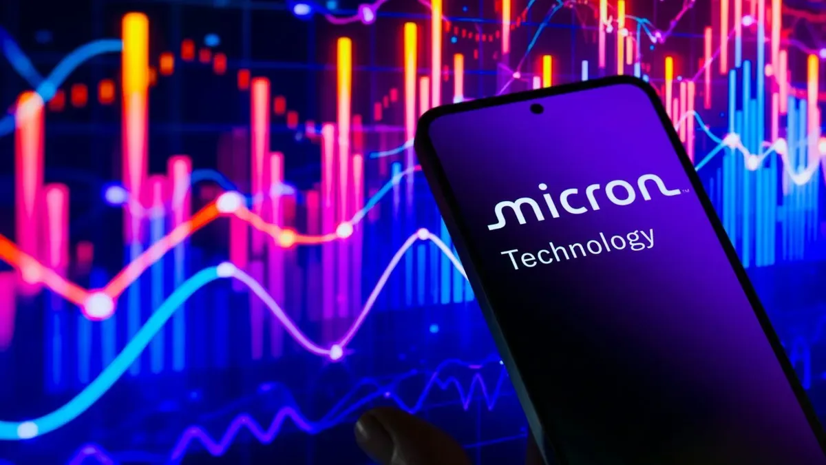 Gráfico de acciones de Micron Technology con logos de semiconductores e IA en fondo digital