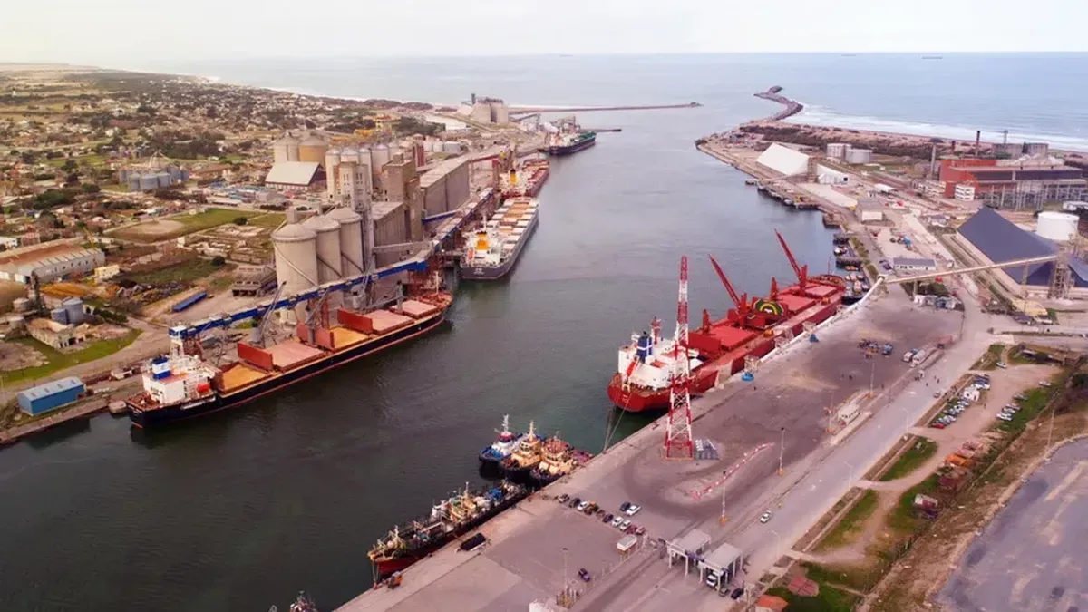Vista aérea del Puerto Quequén con buques de carga y terminales operativas