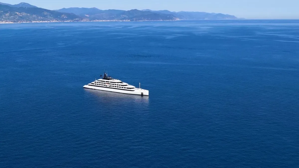 Yate de lujo extravagante anclado en mar turquesa con detalles dorados