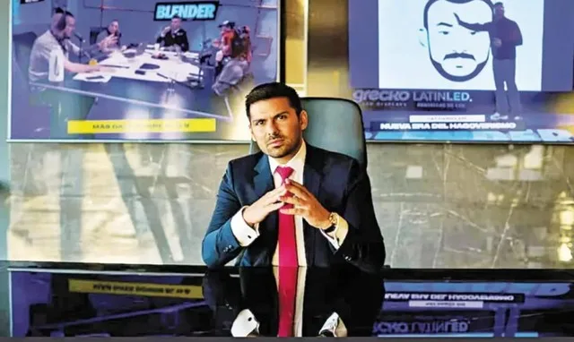 Retrato de joven empresario argentino en oficina moderna con pantallas y logos de Blender y Canal de la Ciudad