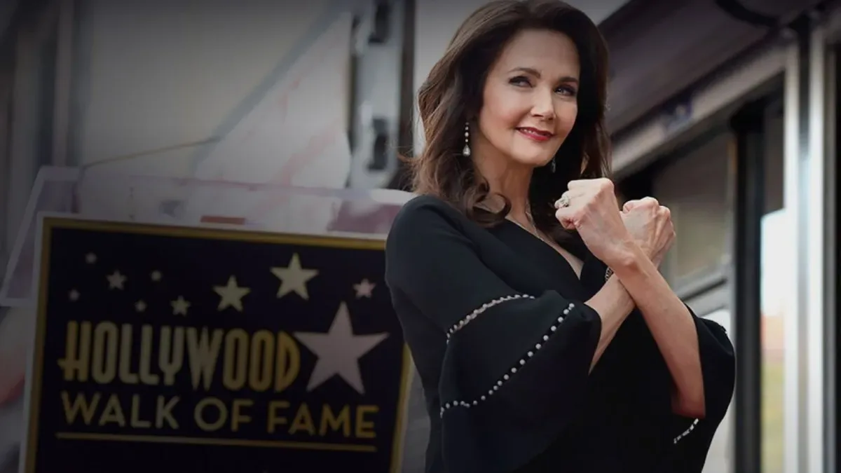 Lynda Carter posando con el traje de Mujer Maravilla en los años 70
