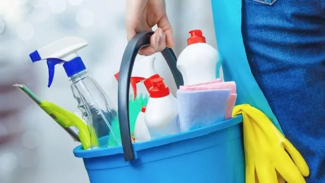 Mujer realizando tareas de limpieza en una cocina residencial