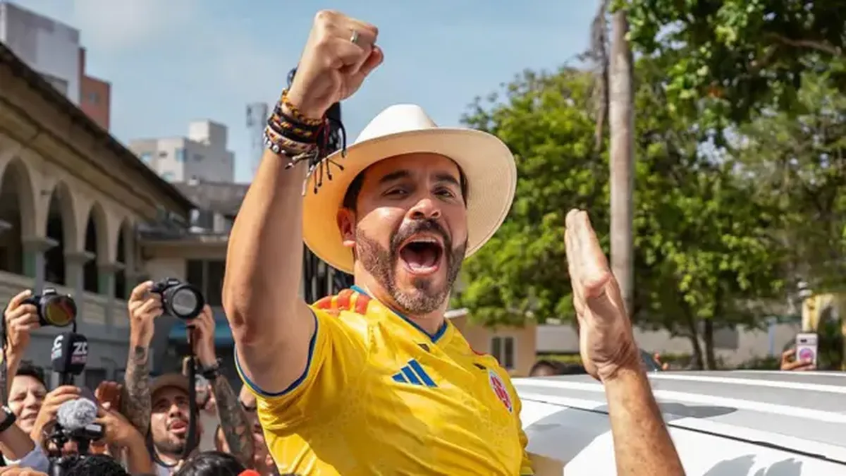 Abelardo De la Espriella celebrando victoria electoral en Colombia junto a banderas nacionales