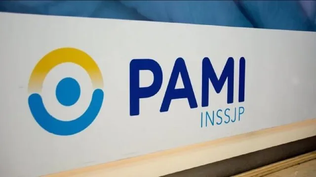 Edificio del PAMI con cartel de justicia y símbolo de discapacidad