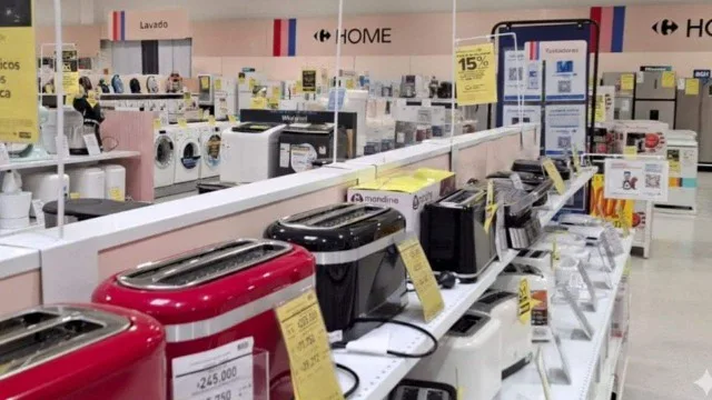 Anaqueles de electrodomésticos en oferta en una sucursal de Carrefour con carteles de descuentos