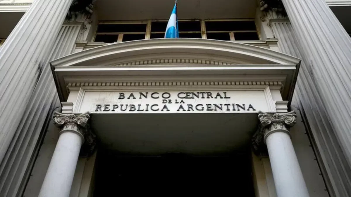 Edificio del Banco Central de la República Argentina con gráficos de reservas en descenso