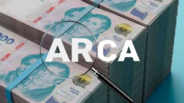 Oficina de ARCA con documentos y sello de fiscalización en primer plano