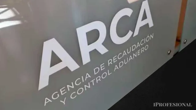 Oficina con computadora y factura electrónica en pantalla, con logo de AFIP