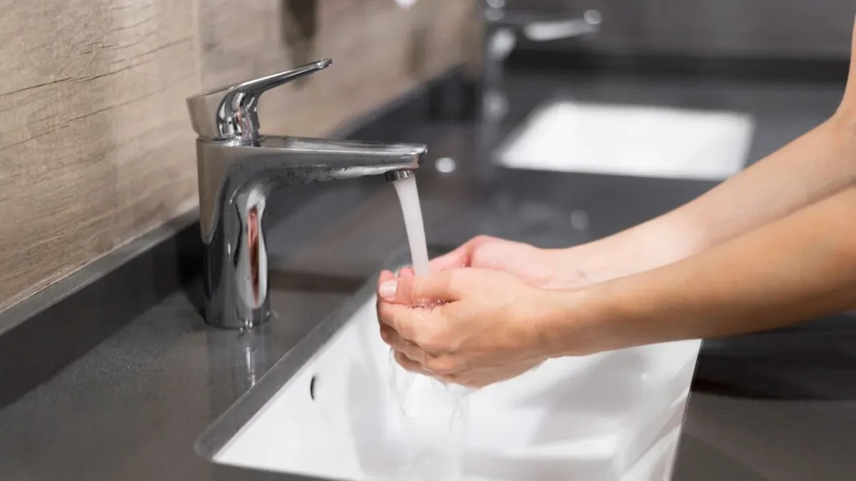 Dispositivo innovador de ahorro de agua instalado en una ducha moderna