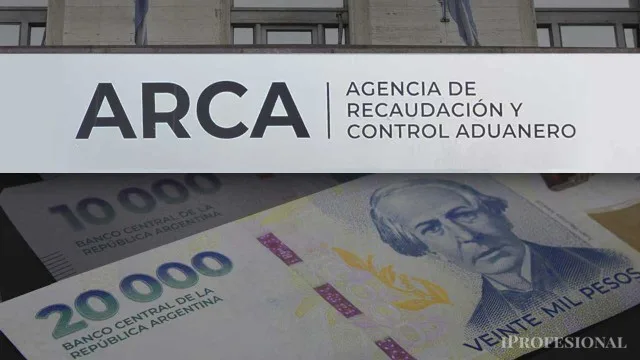 Persona revisando facturas y calculadora para recategorización monotributo