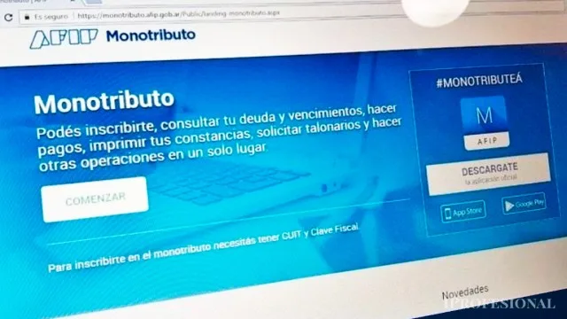 Formulario de recategorización de Monotributo junto a notificación de ANSES y billetes de pesos argentinos