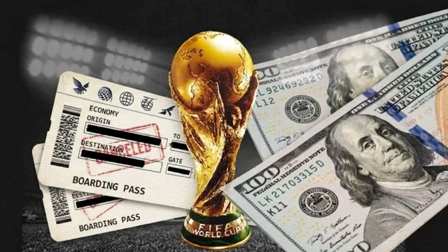 Aficionados argentinos con banderas albicelestes en el aeropuerto de Miami antes de un partido del Mundial