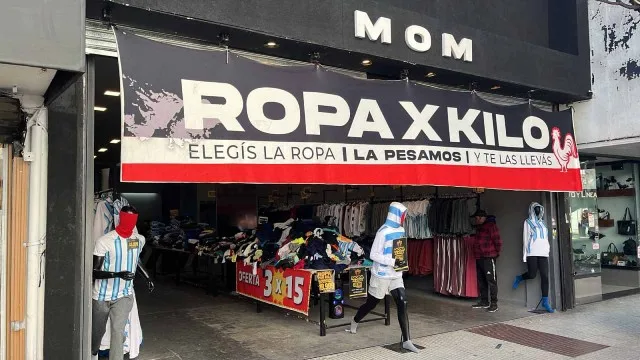 Outlet de ropa deportiva argentina con prendas apiladas por kilo en exhibición
