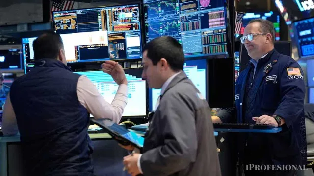 Gráfico de riesgo país en fuerte baja con bandera argentina y pantallas de cotizaciones bursátiles