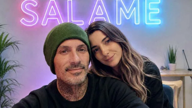 Dos emprendedores presentando la app Salame en un evento de lanzamiento