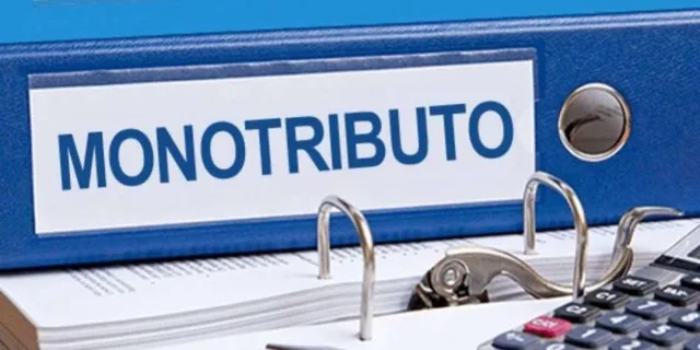 Persona revisando documentos y calculadora para recategorización de Monotributo ante AFIP